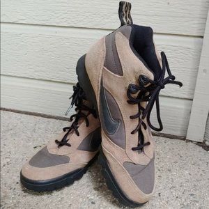 ✖️SOLD✖️ VINTAGE NIKE ACG CALDERA HIKING BOOTS